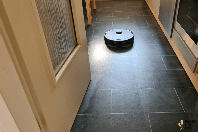 Roborock Q Revo wischt den Boden in der Küche.